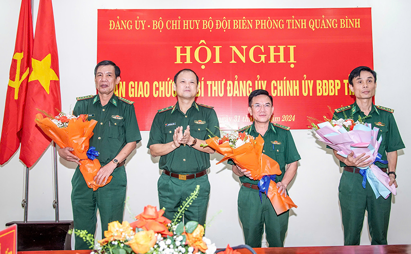 Đồng chí Trung tướng Nguyễn Anh Tuấn, Bí thư Đảng ủy, Chính ủy BĐBP tặng hoa chúc mừng đại tá Lê Văn Tiến, đại tá Ngô Minh Điền và đại tá Ngô Văn Dũng.