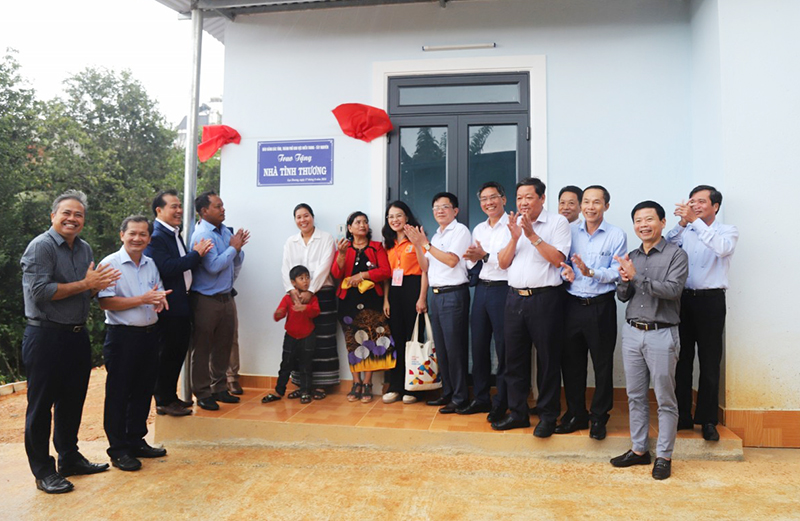 Trao tặng nhà tình nghĩa và học bổng cho học sinh nghèo vượt khó