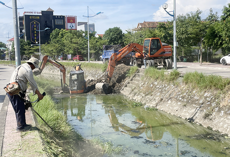 TX. Ba Đồn:  Nạo vét, xử lý ô nhiễm nhiều tuyến kênh thoát nước trung tâm nội thị