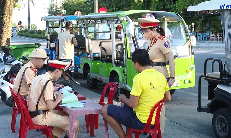 TP. Đồng Hới: Siết chặt quản lý xe taxi, xe điện bốn bánh