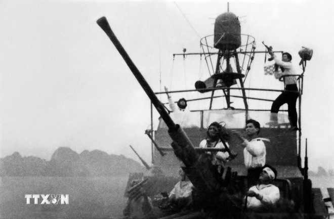 Tàu Hải quân nhân dân Việt Nam chiến đấu đánh máy bay Mỹ tại Hòn Gai-Quảng Ninh ngày 5/8/1964. (Ảnh: Tư liệu Quân chủng Hải quân cung cấp/TTXVN phát)