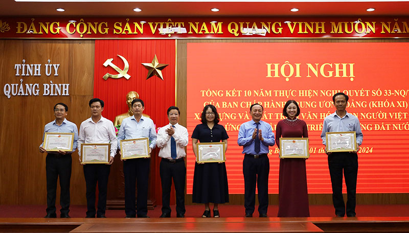 Đồng chí Phó Bí thư Thường trực Tỉnh ủy Trần Hải Châu và đồng chí Trưởng ban Tuyên giáo Tỉnh ủy Cao Văn Định trao bằng khen của Chủ tịch UBND tỉnh cho các tập thể.
