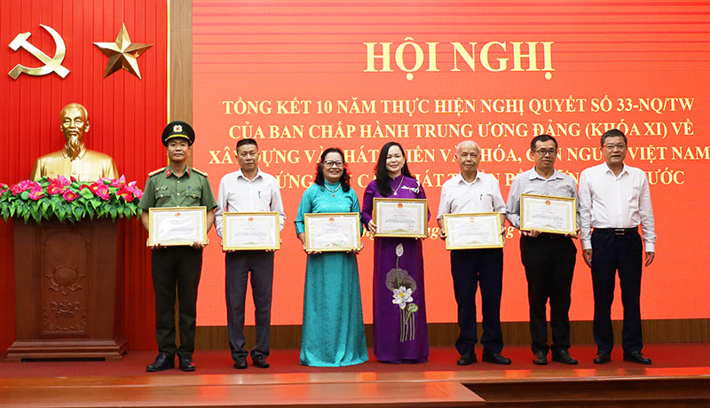 Đồng chí Phó Chủ tịch UBND tỉnh Phan Phong Phú trao bằng khen của Chủ tịch UBND tỉnh cho các cá nhân.