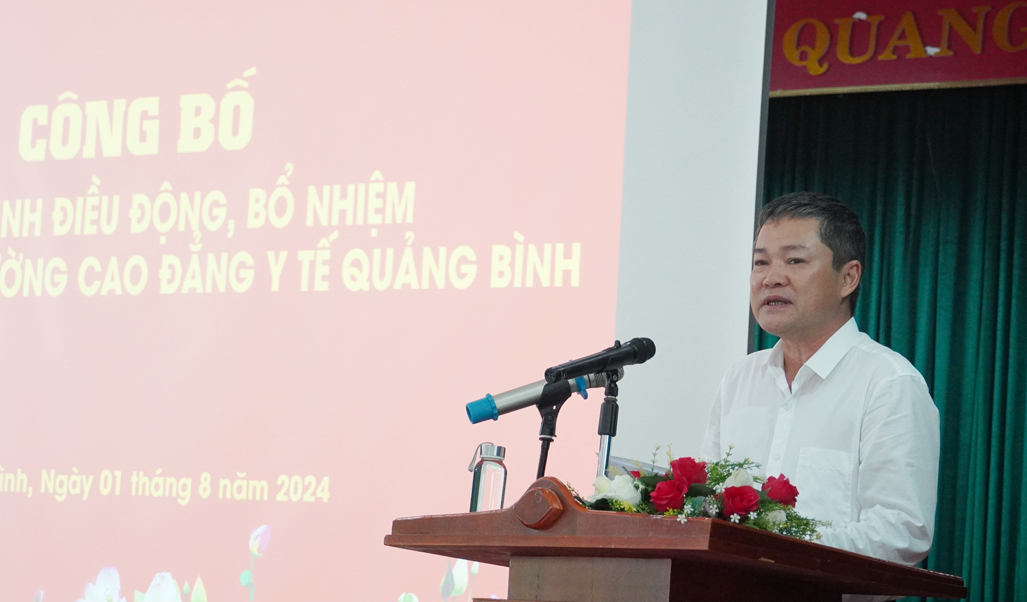 Đồng chí Phó Chủ tịch UBND tỉnh Phan Phong Phú phát biểu giao nhiệm vụ cho tân Hiệu trưởng Trường cao đẳng Y tế Quảng Bình. 