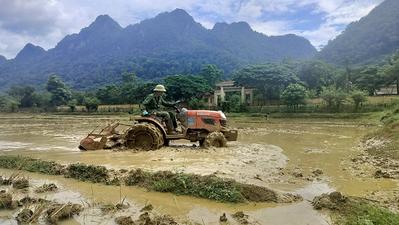 Chương trình “Thứ bảy về bản” đồng hành giúp đồng bào trong sản xuất.