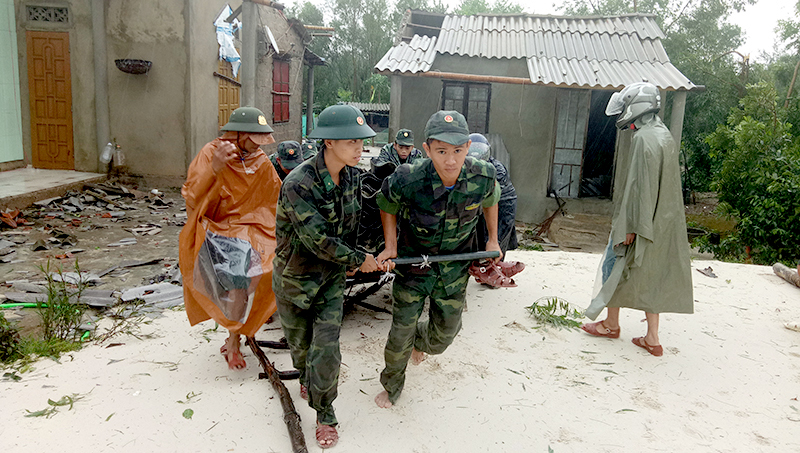 CN,ĐVTN Đồn BP Ngư Thủy giúp nhân dân trên địa bàn phòng chống thiên tai