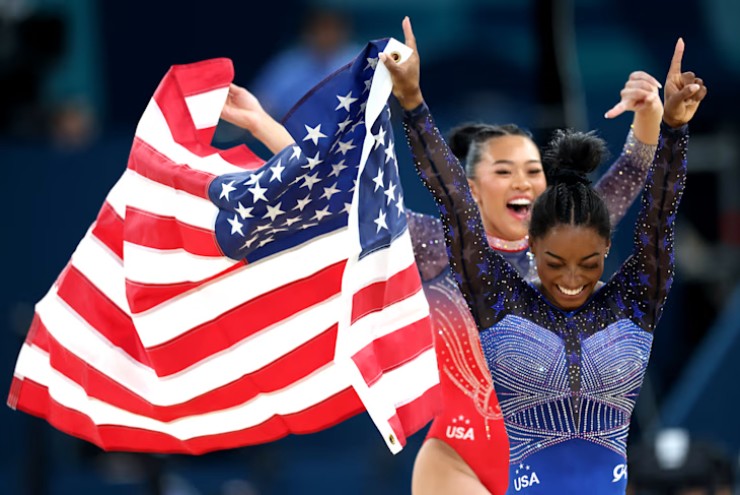 Simone Biles giúp Đoàn Mỹ bứt tốc lên top 2. (Nguồn: Reuters)