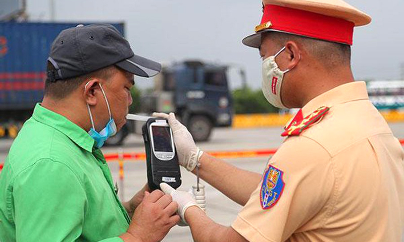 Bộ Công an đề xuất hạ thấp mức phạt tiền đối với hành vi vi phạm về nồng độ cồn chưa vượt quá 50 miligam/100 mililit máu hoặc chưa vượt quá 0,25 miligam/1 lít khí thở.