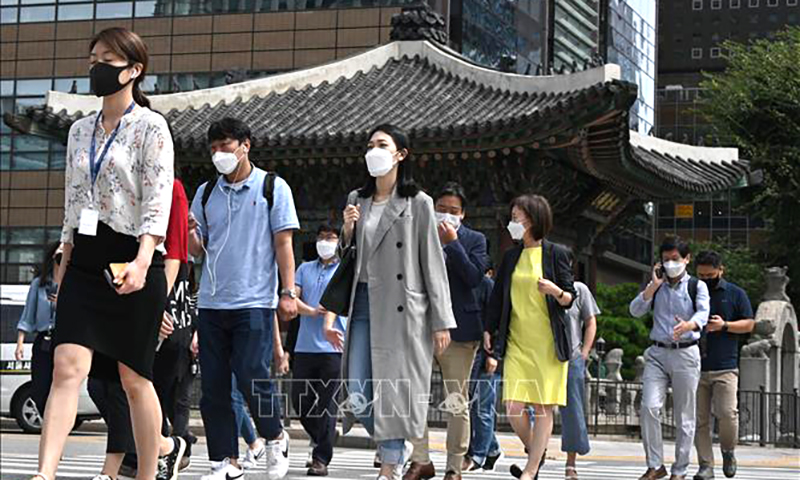 Người dân đeo khẩu trang phòng dịch Covid-19 tại Seoul, Hàn Quốc. Ảnh tư liệu: AFP/TTXVN