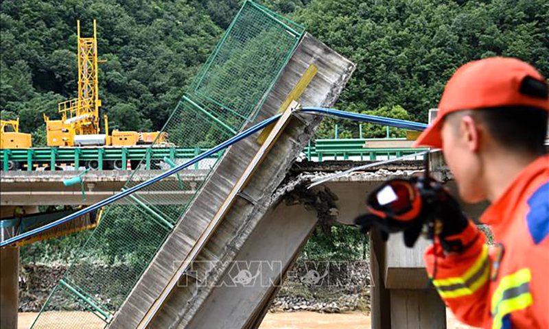 Ngày 21/7/2024, nhà chức trách Trung Quốc cho biết lực lượng cứu hộ đã tìm thấy thi thể 15 nạn nhân trong vụ sập cầu cao tốc do mưa lớn và lũ quét bất ngờ ở huyện Tạc Thủy, thành phố Thương Lạc, tỉnh Thiểm Tây. Ảnh: THX/TTXVN