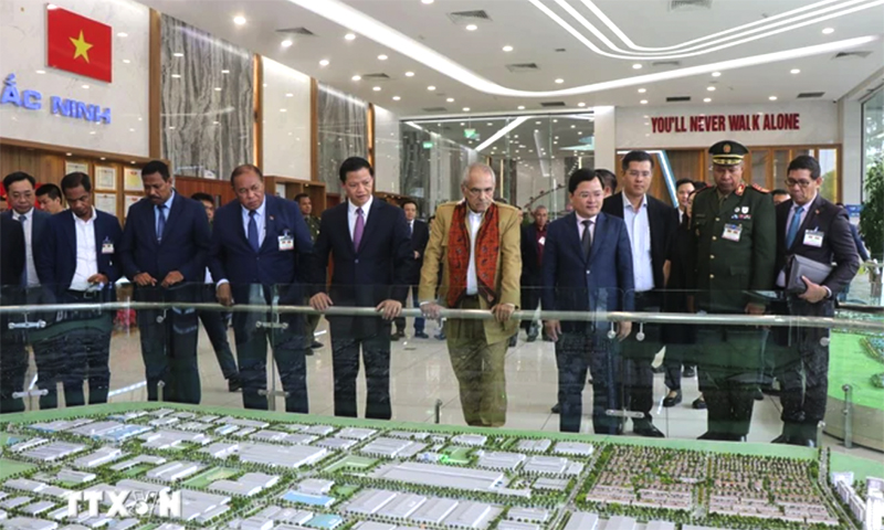Tổng thống Timor Leste Jose Ramos-Horta (áo sáng màu) cùng các đại biểu tham quan sa hình Khu công nghiệp VSIP Bắc Ninh. (Ảnh: Thanh Thương/TTXVN)