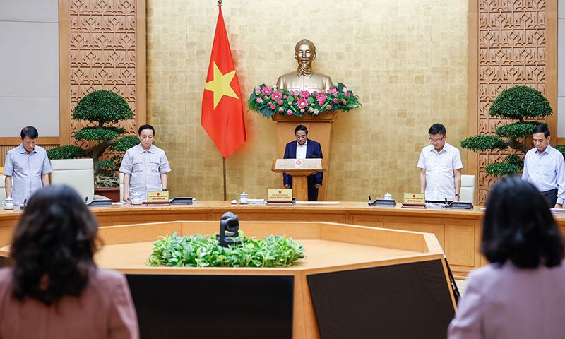 Mở đầu phiên họp, Chính phủ đã dành phút mặc niệm tưởng nhớ Tổng Bí thư Nguyễn Phú Trọng - Ảnh: VGP/Nhật Bắc