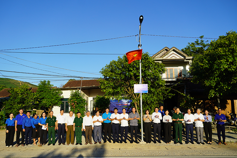 Các đại biểu chụp ảnh lưu niệm với các bạn đoàn viên, thanh niên xã Thanh Hoá (Tuyên Hoá).