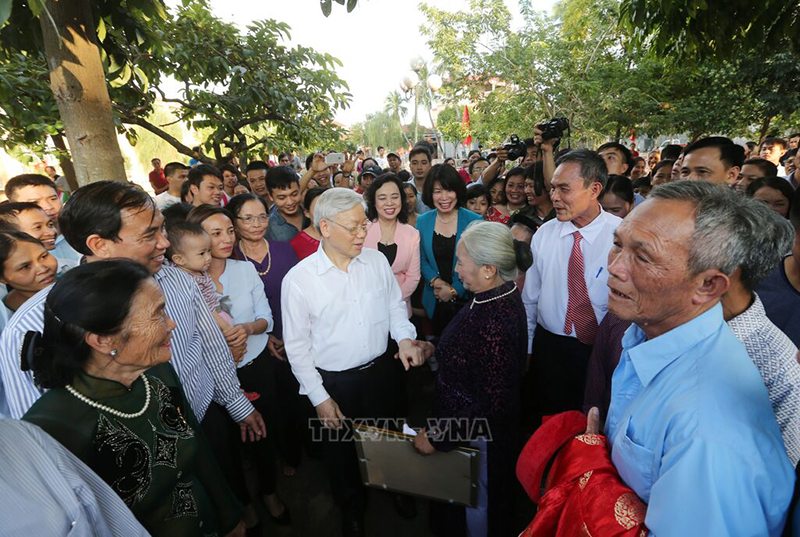 Tổng Bí thư Nguyễn Phú Trọng với nhân dân huyện Đan Phượng (Hà Nội, 15/11/2015). Ảnh: TTXVN