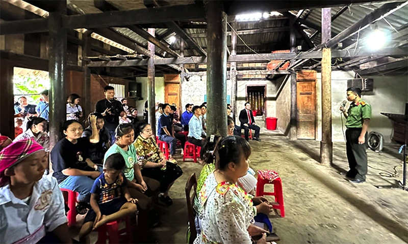 Công an huyện Bảo Lâm (tỉnh Cao Bằng) tuyên truyền vận động người dân thực hiện lối sống văn minh, tuân thủ pháp luật trong một buổi sinh hoạt tại điểm nhóm Tin lành người H’Mông xóm Nà Ca, thị trấn Pác Miầu.