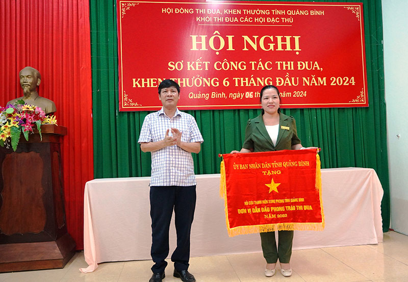 Trao cờ thi đua cho Hội Cựu Thanh niên xung phong tỉnh Quảng Bình