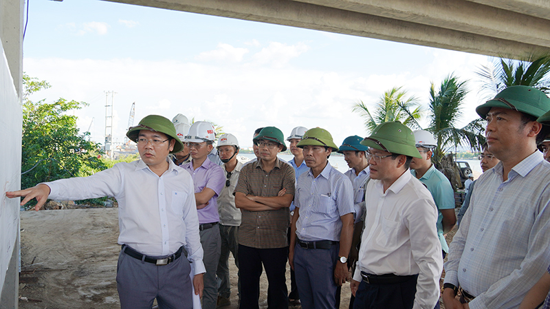 Đồng chí Phó Chủ tịch UBND tỉnh Phan Phong Phú nghe báo cáo tiến độ Dự án thành phần 2- Cầu Nhật Lệ 3 và đường 2 đầu cầu.