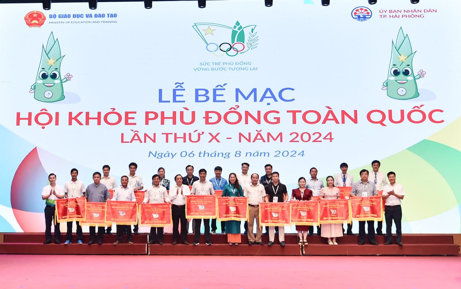 Trao các phần thưởng tại lễ bế mạc Hội khỏe Phù Đổng toàn quốc lần thứ X năm 2024. Ảnh: GD