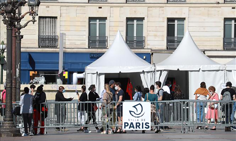 Một điểm xét nghiệm Covid-19 tại Paris, Pháp. Ảnh tư liệu: AFP/TTXVN