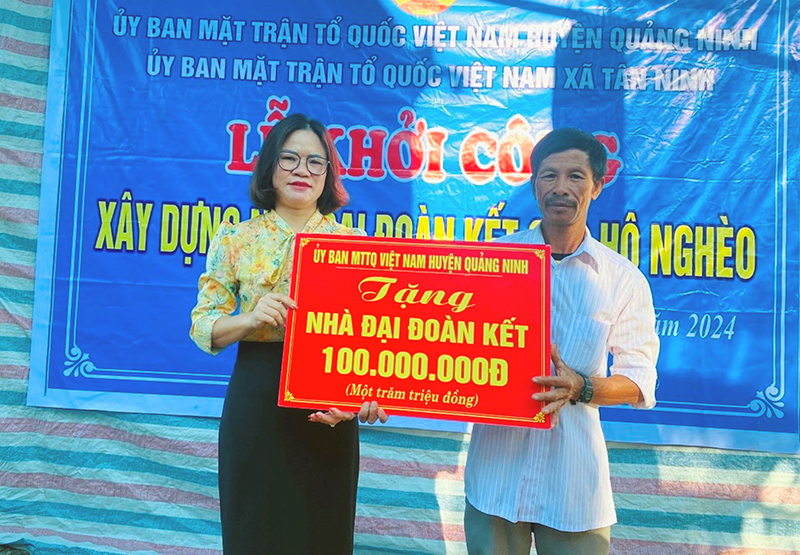 Ủy ban MTTQVN huyện Quảng Ninh trao biển tượng trưng hỗ trợ xây dựng nhà “Đại đoàn kết” cho gia đình bà Trần Thị Yêm.