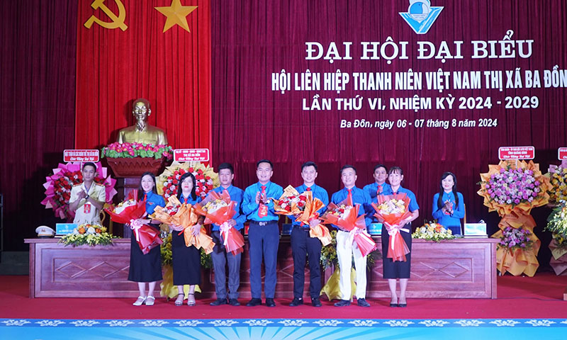 Tặng hoa các anh, chị thôi tham gia Hội LHTN Việt Nam TX. Ba Đồn khóa VI.