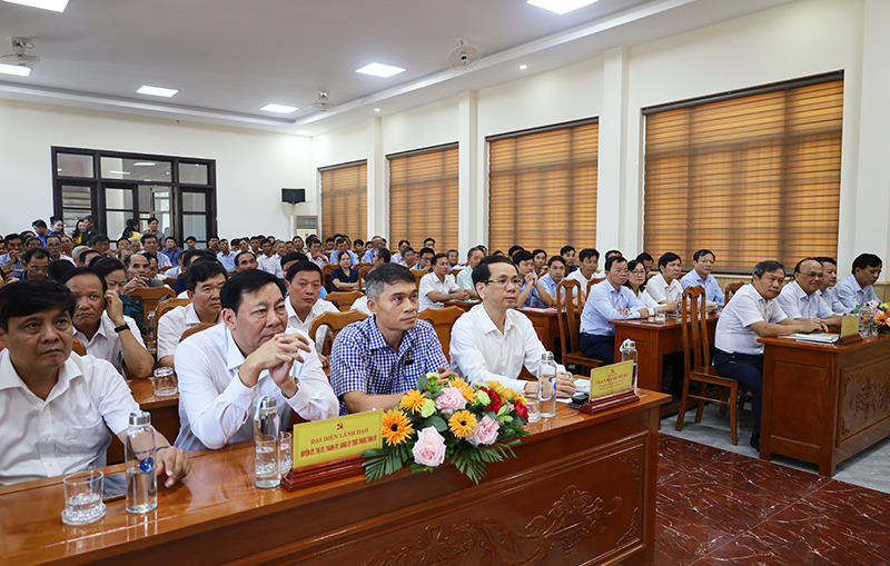Các đại biểu tham dự lễ khai giảng lớp bồi dưỡng.