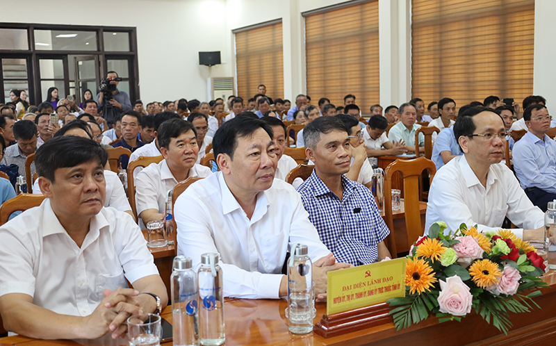  Các đại biểu tham dự lễ khai giảng.