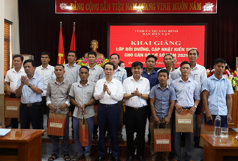 Các đồng chí lãnh đạo Ban Dân vận Tỉnh ủy và Trường Chính trị tỉnh trao quà cho các học viên tham gia lớp bồi dưỡng.