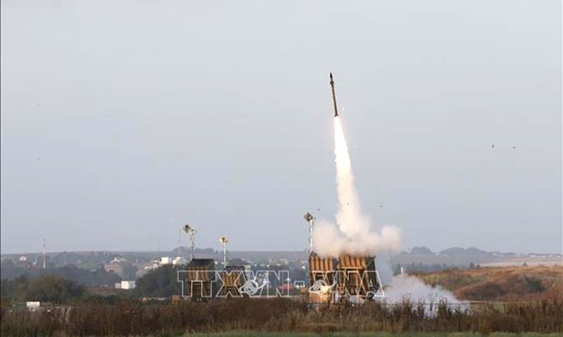 Hệ thống phòng không Iron Dome (Vòm Sắt) được kích hoạt tại thành phố Sderot, Israel để đánh chặn các tên lửa từ Dải Gaza, ngày 13/5/2023. Ảnh: AFP/TTXVN