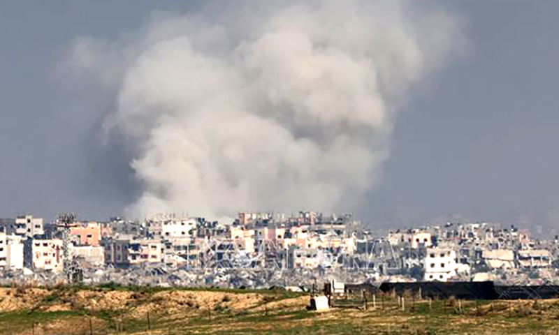 Khói bốc lên sau cuộc không kích của Israel xuống Dải Gaza ngày 17/12/2023. Ảnh: AFP/TTXVN