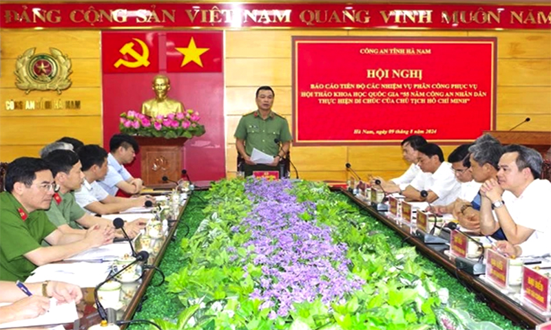 Đại tá Tô Anh Dũng, Ủy viên Ban Thường vụ Tỉnh ủy, Bí thư Đảng ủy, Giám đốc Công an tỉnh Hà Nam phát biểu tại hội nghị.