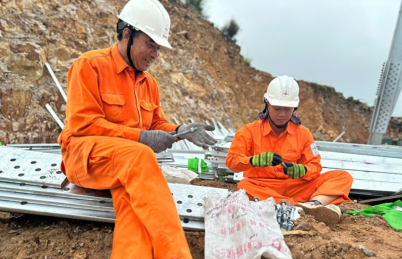 Cựu chiến binh Đoàn Khắc Phục tận tình hướng dẫn các đồng nghiệp trẻ trên công trường xây dựng đường dây 500kV mạch 3 Quảng Trạch-Phố Nối.