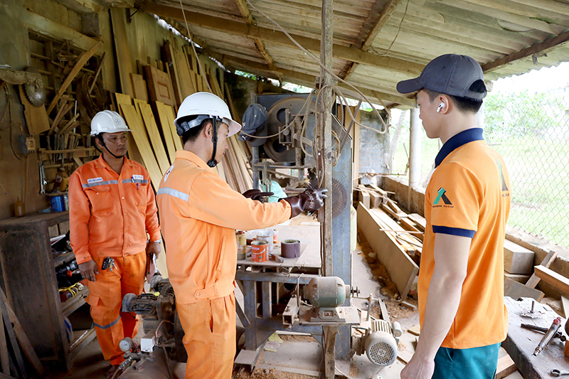 Điện lực Quảng Trạch thực hiện kiểm tra định kỳ các đường dây và TBA trước mùa mưa bão năm 2024.