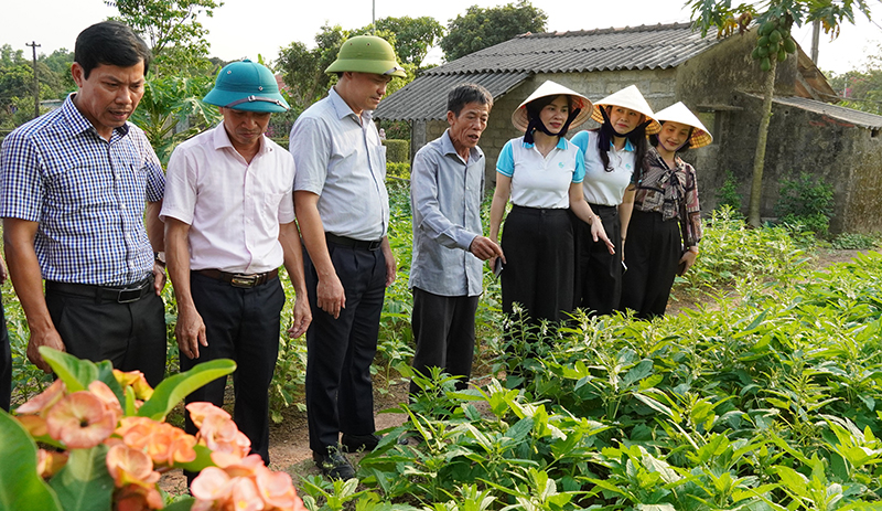 Tham quan mô hình “Gia đình 5 có, 3 sạch-NTM kiểu mẫu” ở xã Mai Thủy (Lệ Thủy).