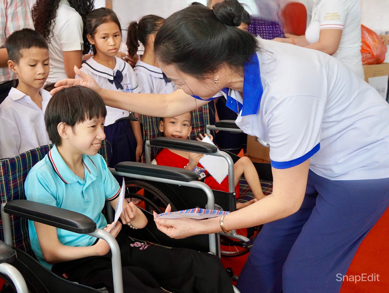 Đại diện Chi hội Di sản văn hóa Kỷ Nguyên Mới trao quà cho các em nhỏ tại Trung tâm Công tác xã hội tỉnh.