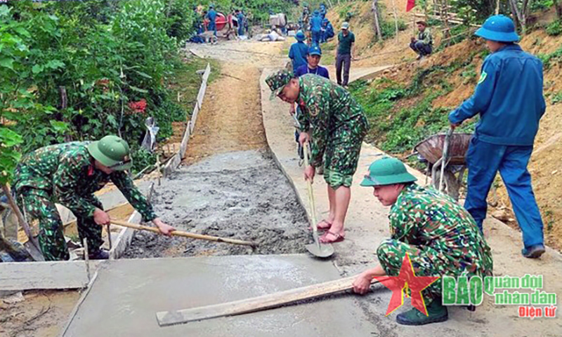 Cán bộ, chiến sĩ Ban CHQS huyện Kỳ Sơn (Nghệ An) tham gia giúp người dân bản Xốp Thạng, xã Hữu Lập làm đường giao thông. 