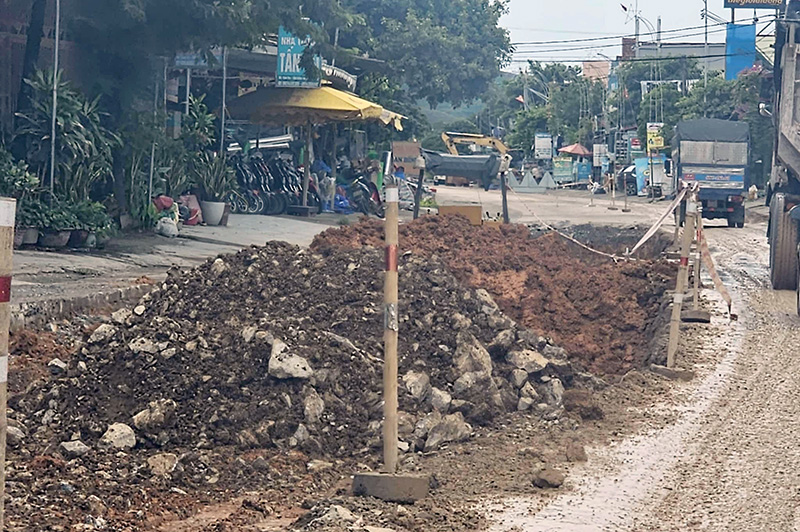 Quá trình thi công, sửa chữa đường bê tông xi măng trên tuyến Quốc lộ 12A tại xã Tiến Hóa (Tuyên Hóa) chưa bảo đảm ATGT và vệ sinh môi trường.