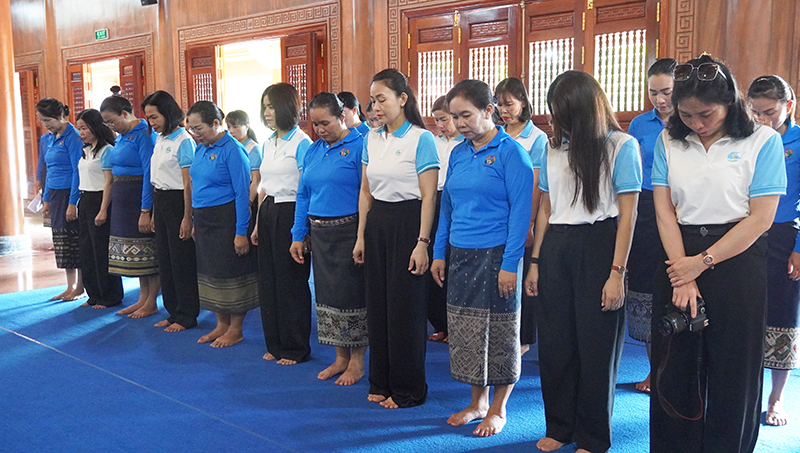  Các đại biểu dành một phút mặc niệm tưởng nhớ Bác Hồ và các Anh hùng liệt sỹ.