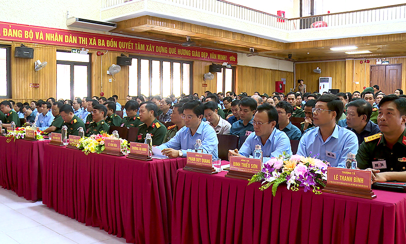 Các đại biểu tham gia buổi khai mạc.