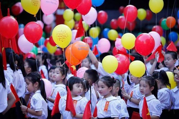 Không khí tưng bừng trong lễ khai giảng năm học mới. (Ảnh: TTXVN)