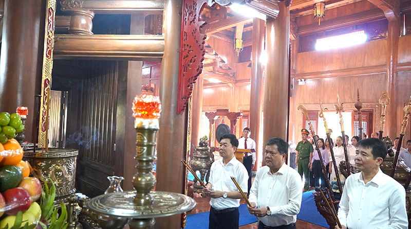 Các đồng chí Thường trực Thành ủy Đồng Hới dâng hương tưởng niệm Bác Hồ và các Anh hùng liệt sỹ.
