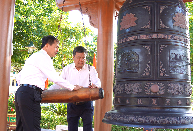 Đồng chí Chủ tịch UBND thành phố và Chủ tịch UBND thành phố thỉnh chuông Đền thờ Bác Hồ và các Anh hùng liệt sỹ.