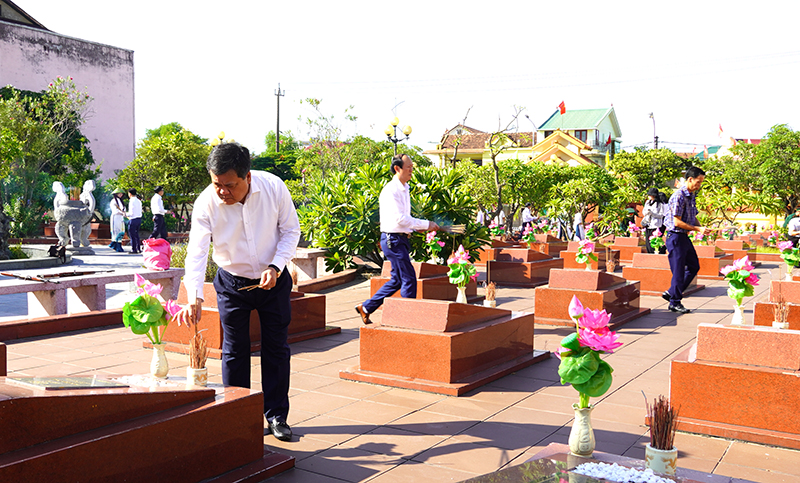 Đồng chí Bí thư Thành ủy Đồng Hới Trần Phong và các đồng chí lãnh đạo thành phố dâng hương, dâng hoa viếng các anh hùng liệt sỹ.