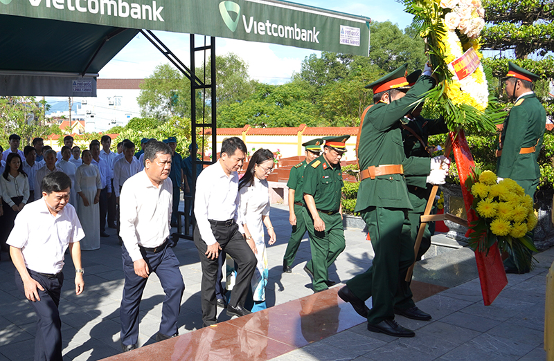 Đoàn đại biểu thành phố tưởng niệm các anh hùng liệt sỹ.