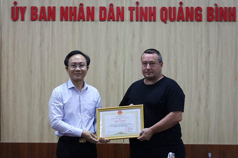 Đồng chí Phó Chủ tịch UBND tỉnh Hoàng Xuân Tân trao bằng khen của  Chủ tịch UBND tỉnh cho ông Jan Erik Stoa.