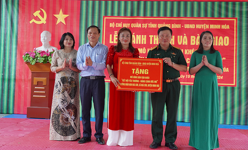 Bộ CHQS tỉnh bàn giao mô hình dân vận khéo cho Trường mầm non Hoá Sơn.