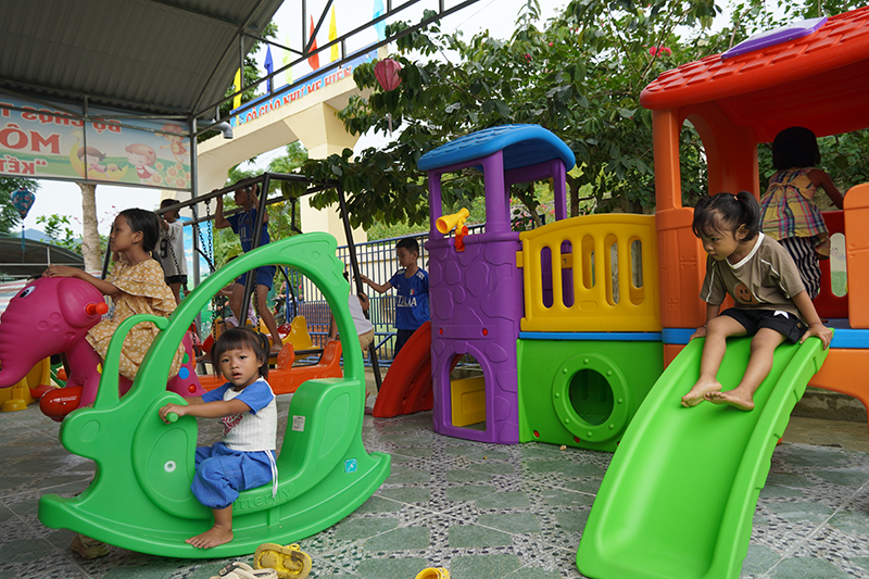 Các cháu học sinh Trường mầm non Hoá Sơn vui chơi tại công trình được tặng.