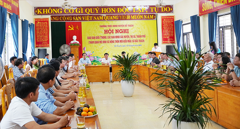 Các đại biểu tham dự hội nghị tham quan mô hình nông thôn mới kiểu mẫu tại xã Bắc Trạch (Bố Trạch).