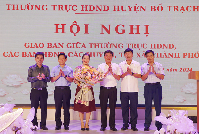 Đồng chí Nguyễn Công Huấn, Ủy viên Ban Thường vụ Tỉnh ủy, Phó Chủ tịch Thường trực HĐND tỉnh tặng hoa cho các đồng chí lãnh đạo HĐND tỉnh, các địa phương chuyển công tác.