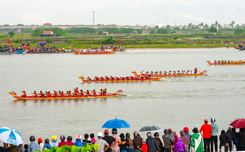 Lễ hội đua thuyền truyền thống trên sông Gianh.